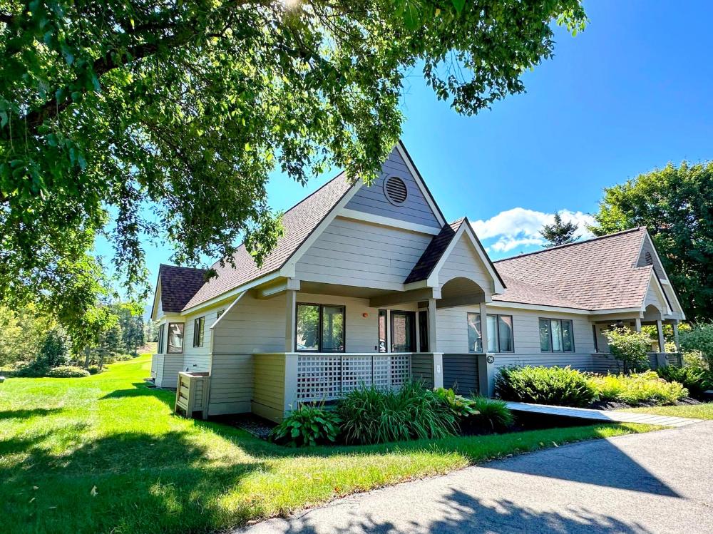 G3 Classy Bretton townhome with AC fast wifi great mountain views right on the golf course